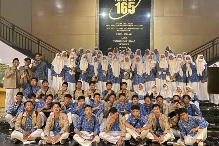 Keseruan Kunjungan MAN IC Pekalongan Ke ESQ Business School, Mulai dari Sholat di Masjid Tertinggi Hingga Seminar Motivasi